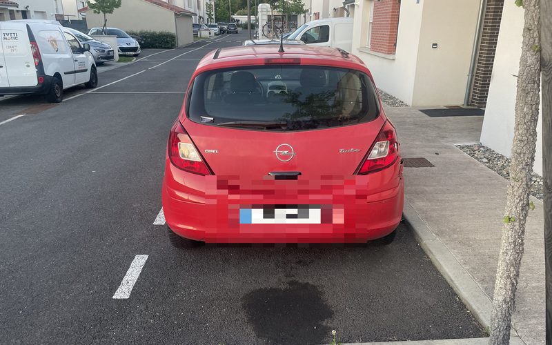 Voiture chargée sur un plateau après rachat et paiement